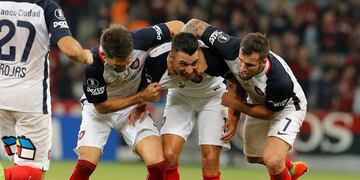El jugador del San Lorenzo Rubén Botta (c) celebra después de anotar un gol ante el Paranaense con sus compañeros Matias Caruzzo (i) y Franco Mussis (d), durante el partido por Copa Libertadores entre el Atlético Paranaense de Brasil y San Lorenzo de Argentina hoy, miércoles 3 de mayo de 2017, en el Estadio Joaquim Américo (Arena da Baixada), en Curitiba (Brasil)\u002E EFE / Hedeson Alves\r\n\r\n\r\n\r\n\r\n curitiba brasil ruben botta futbol copa libertadores 2017 futbol futbolistas atletico paranaense san lorenzo