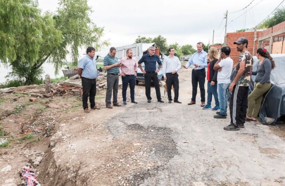 Vecinos de Puerto Sánchez reciben asistencia por el deslizamiento de barranca