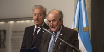 la carta es autentica mandada por el papa a la presidenta por el 25 de mayo rnrnBAS001. BUENOS AIRES (ARGENTINA), 23 Mayo (EFE).- Fotografu00eda cedida por la Presidencia de Argentina hoy, viernes 23 de mayo de 2014, del secretario general de la Presidencia,