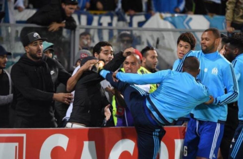 La terrible patada de Evra a un hincha de su propio equipo