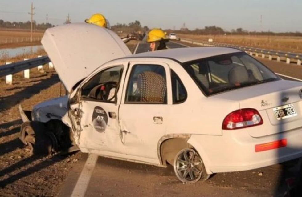 Chocaron de frente dos automóviles entre General Pico y Metileo