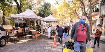 Las ferias barriales del Gobierno de la Ciudad volvieron a los barrios porteños luego de un largo periodo de inactividad por la cuarentena obligatoria\u002E (Clarín)