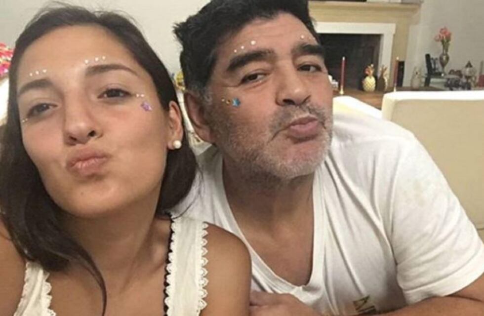 Maradona mostró su faceta como cantante y le dedicó un tema a su hija Jana
