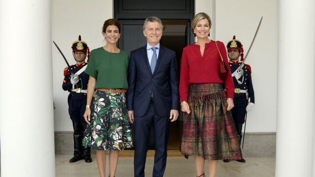 Hand out photo released by Argentina's Presidency showing Queen Maxima of The Netherlands (R), Argentina's President Mauricio Macri (C) and his wife Juliana Awada posing after a meeting at Olivos Presidential residence in Olivos, Buenos Aires on October 12, 2016. rn / AFP PHOTO / PRESIDENCIA ARGENTINA / HO / RESTRICTED TO EDITORIAL USE - MANDATORY CREDIT
