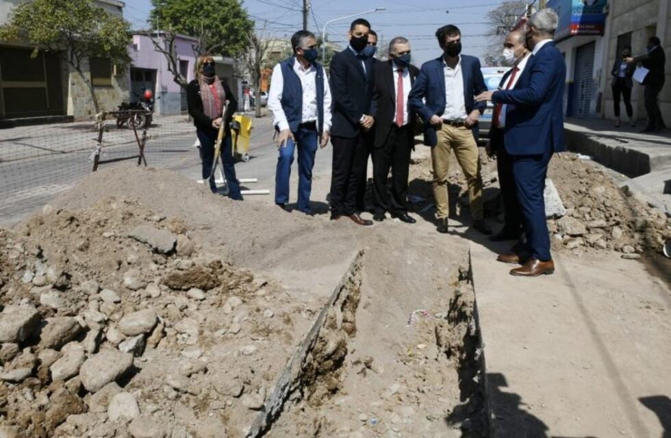 Manzur y Jaldo supervisaron obras cloacales en la zona sur de la Capital