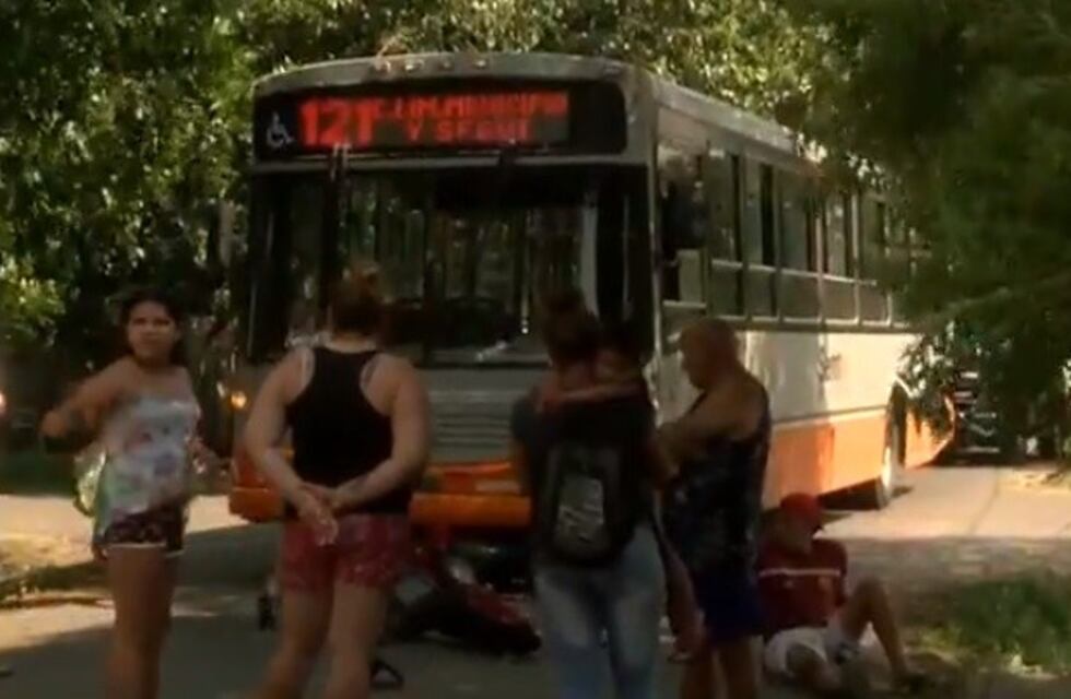 Un colectivo chocó a una moto y hubo dos heridos