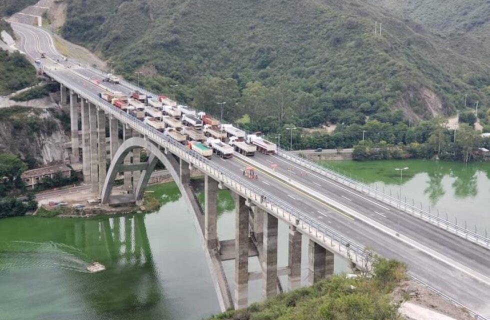 Impresionante despliegue: pasaron 300 toneladas como prueba sobre el nuevo puente