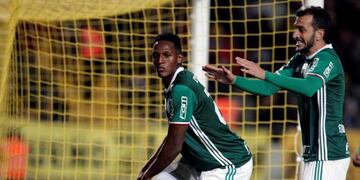 Yerry Mina of Brazil's Palmeiras, left, is congratulated by teammate Jean after scoring against Uruguay's Penarol during a Copa Libertadores soccer match in Montevideo, Uruguay, Wednesday, April 26, 2017. (AP Photo/Matilde Campodonico)