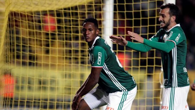 Yerry Mina of Brazil's Palmeiras, left, is congratulated by teammate Jean after scoring against Uruguay's Penarol during a Copa Libertadores soccer match in Montevideo, Uruguay, Wednesday, April 26, 2017. (AP Photo/Matilde Campodonico)
