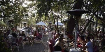 Bares atendiendo al aire libre, una posiblidad\u002E Pero este lunes el sector gastronómico endurece su postura y abrirá sus puertas\u002E