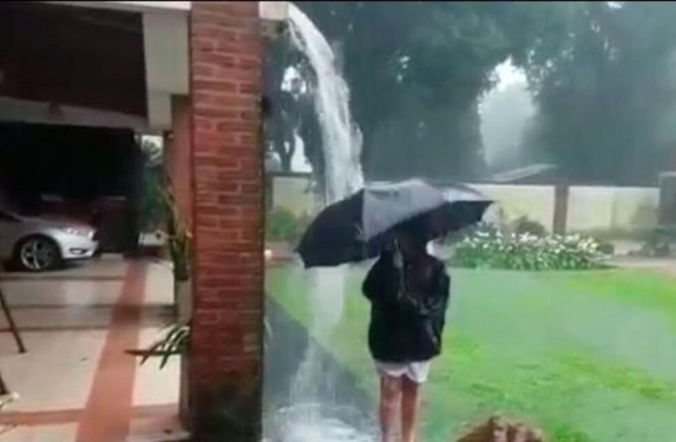 Insólito: jugaba debajo de la lluvia, le cayó un rayo y sobrevivió
