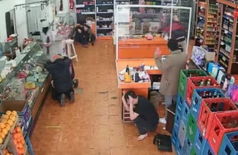 Santos Lugares: ladrones armados con ametralladoras robaron un supermercado y se tirotearon con la policía