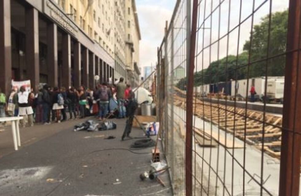 Corte total en Paseo Colón por el acampe de docentes entre Alsina y Moreno