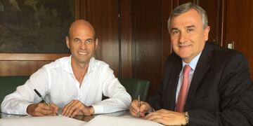 BUENOS AIRES 28/01/2016,EL MINISTRO DE TRANSPORTE DE LA NACIÓN, GUILLERMO DIETRICH, Y EL GOBERNADOR DE JUJUY, GERARDO MORALES, FIRMARON HOY UN ACTA ACUERDO PARA LA IMPLEMENTACIÓN DEL SISTEMA ÚNICO DE BOLETO ELECTRÓNICO (SUBE) EN TODA LA PROVINCIA\u002E FOTO:DYN\u002E buenos aires guillermo dietrich gerardo morales ministro de transporte de la nacion gobernador de jujuy acta implementacion sistema sube en jujuy