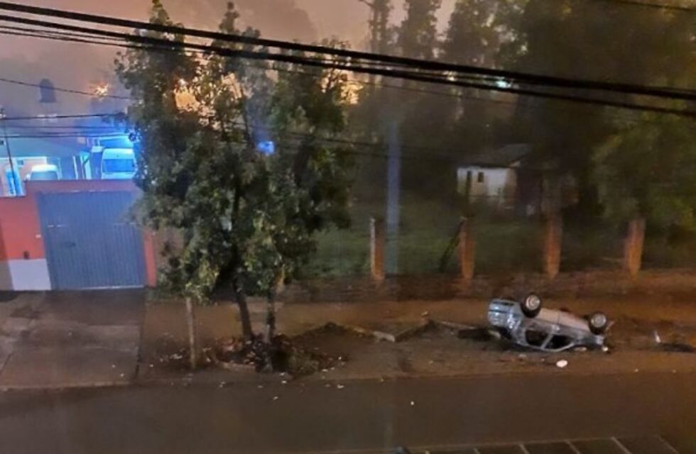 Un auto despistó y terminó volcado tras impactar contra un poste