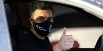 Ignacio Scocco, futbolista de Newell's Old Boys, saluda a la cámara mientras ingresa al entrenamiento leproso\u002E (TyC Sports)