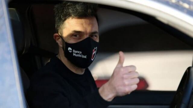 Ignacio Scocco, futbolista de Newell's Old Boys, saluda a la cámara mientras ingresa al entrenamiento leproso\u002E (TyC Sports)