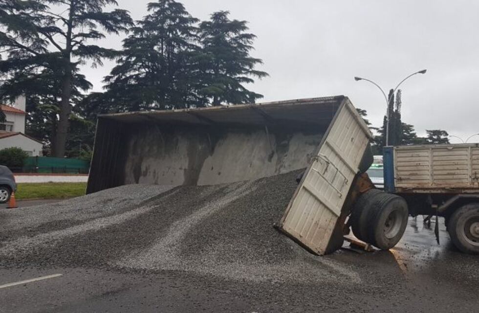 Corte y caos de tránsito en  Fuerza Aérea por el vuelco de un camión