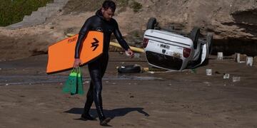 Un auto cayó por un acantilado en una playa (Foto: Cadena 3)