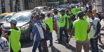 La CCC marcha por las calles céntricas en reclamo de ayuda alimentaria\u002E (Rosario Nuestro)