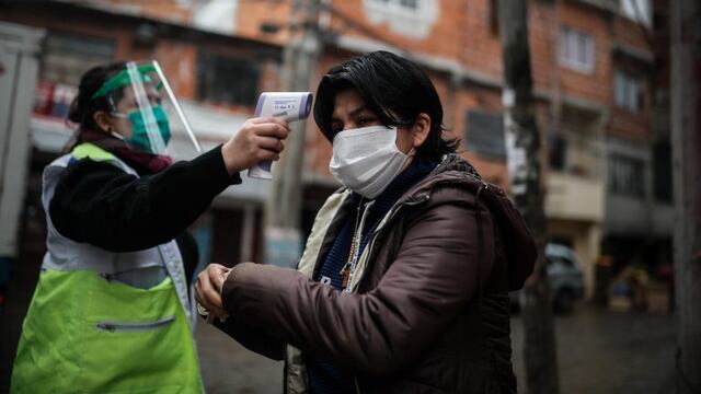 Personal de sanidad realiza un control febril en el Barrio Fraga de Chacarita, en la Ciudad de Buenos Aires (EFE/Juan Ignacio Roncoroni)