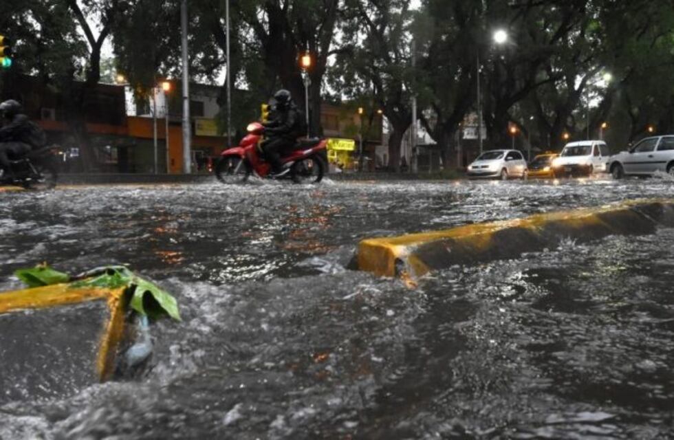 Tras la lluvia de la madrugada, rige un alerta por ráfagas intensas
