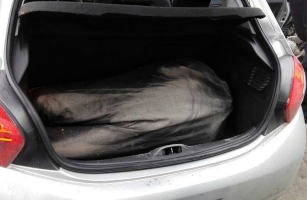 Le robaron el auto y cuando lo fue a buscar a la comisaría encontró un cadáver en el baúl