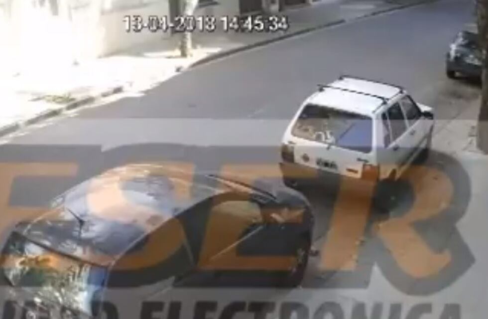Filman el robo de la batería de un auto en pleno barrio Martin