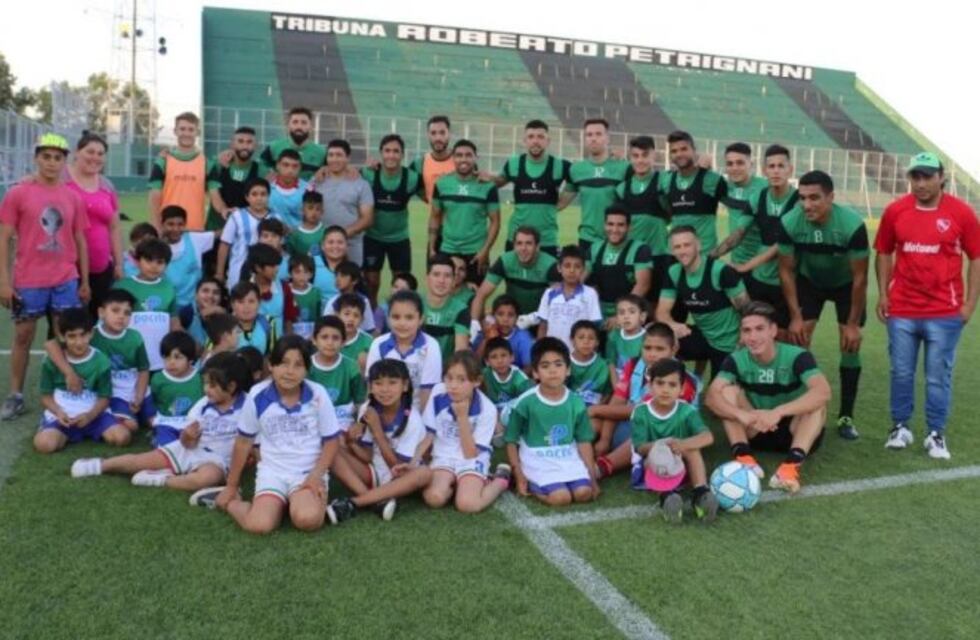 Jugadores de San Martín le cumplieron el sueño a una humilde escuelita de fútbol