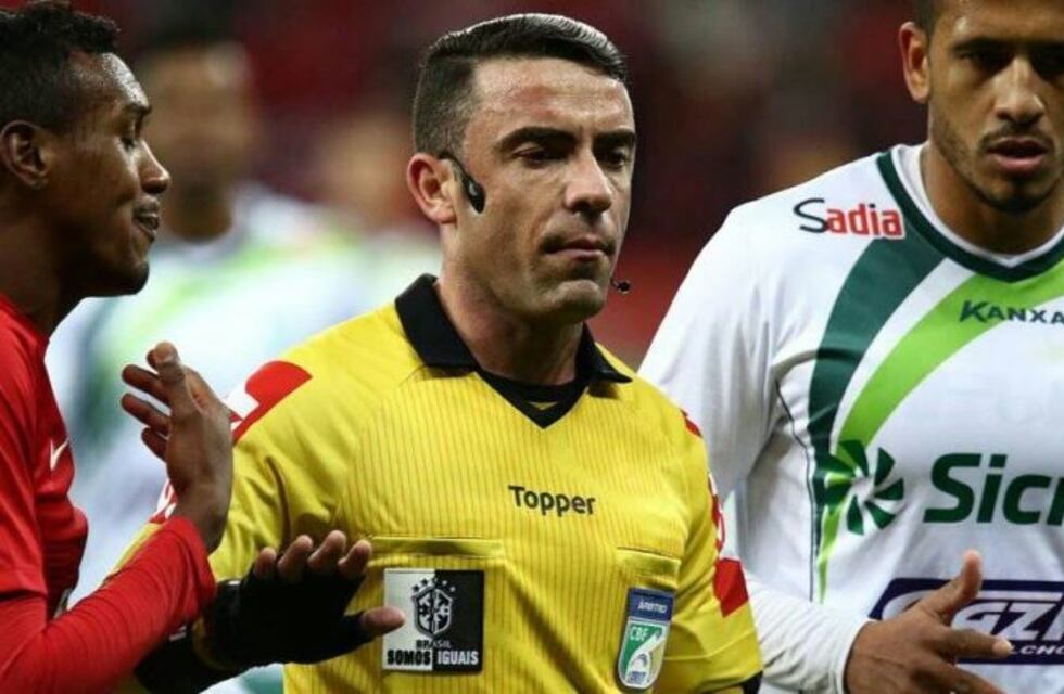 ¿Culpa del árbitro o el juez de línea? Polémico gol del Inter desató un escándalo en Brasil