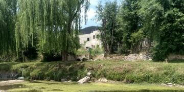 Algas verdes en el río San Antonio\u002E (Foto: Facebook / Dirección de Ambiente VCP)\u002E