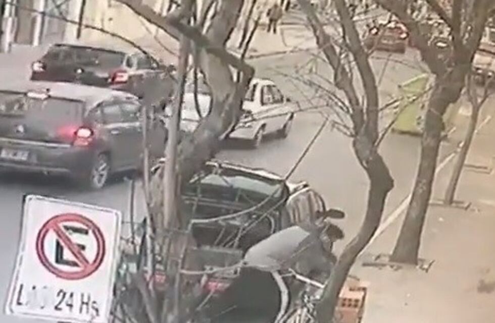 ¿Hay necesidad? Estacionó su auto y se robó los ladrillos de una conocida panadería del centro