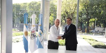 Valdés y Larreta luego de la firma de acuerdo de cooperación\u002E