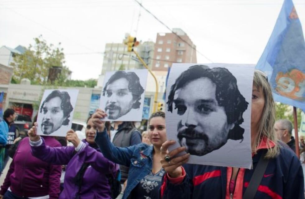 Entregan en las escuelas material sobre la vida de Carlos Fuentealba