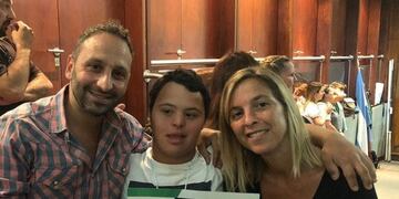 La historia de Valentín, un joven con síndrome de Down que se egresó de la secundaria