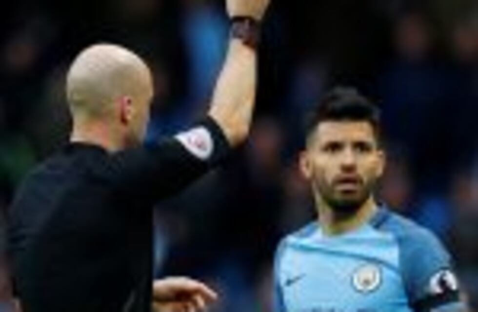 Agüero fue expulsado en la derrota del City ante Chelsea y recibiría cuatro partidos