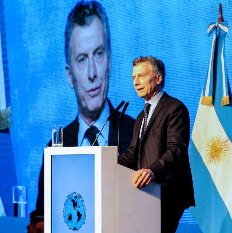BAS100. BUENOS AIRES (ARGENTINA), 20/10/2016.- El presidente de Argentina, Mauricio Macri, habla hoy, 20 de octubre de 2016, durante un almuerzo con empresarios en el Consejo Interamericano de Comercio y Producción (CICYP), en Buenos Aires, donde pidió que éstos "den ejemplo" y sean los primeros en plantear "una agenda superadora" para encaminar al país en la senda del crecimiento. EFE/Presidencia de Argentina/SOLO USO EDITORIAL