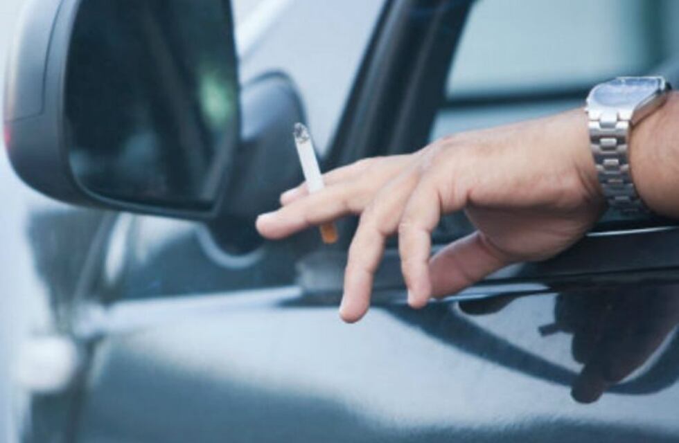 Quieren multar a quienes fuman mientras conducen
