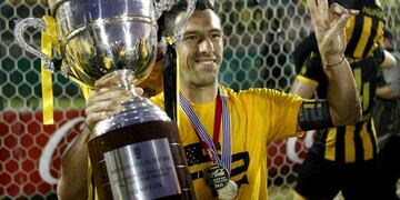 AME2762\u002E MONTEVIDEO (URUGUAY), 11/11/2018\u002E-El jugador del Peñarol Maximiliano Rodríguez posa con el trofeo de campeón que obtuvieron tras vencer al Nacional por 1-2 en la final del fútbol uruguayo hoy, 11 de noviembre de 2018, en el estadio Centenario en Montevideo (Uruguay)\u002E EFE/Federico Anfitti montevideo uruguay campeonato torneo liga uruguaya uruguayo futbol futbolistas partido peñarol nacional
