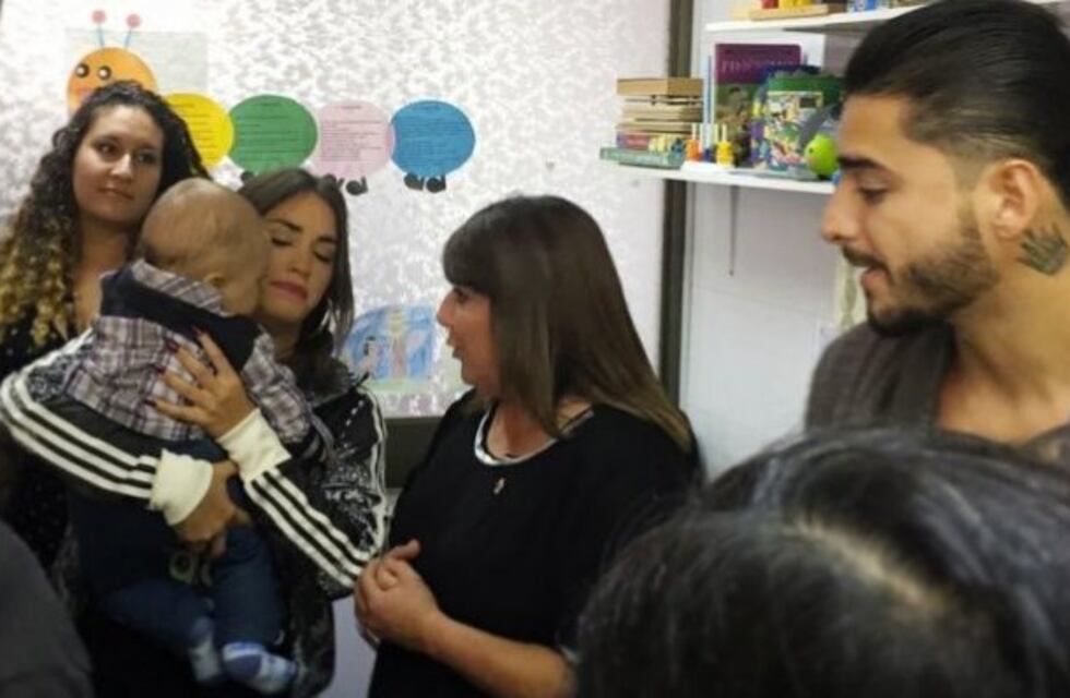 Lali y Maluma visitaron un centro médico para bebés en Chile