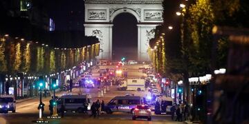 -FOTODELDIA- PAR01. PARu00cdS (FRANCIA), 20/04/2017.- Oficiales de la Policu00eda francesa custodian la zona hoy, jueves 20 de abril de 2017, luego de que se registrara un tiroteo, en el que un oficial de policu00eda fue asesinado junto con su atacante, al mismo tiem