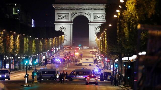 -FOTODELDIA- PAR01. PARu00cdS (FRANCIA), 20/04/2017.- Oficiales de la Policu00eda francesa custodian la zona hoy, jueves 20 de abril de 2017, luego de que se registrara un tiroteo, en el que un oficial de policu00eda fue asesinado junto con su atacante, al mismo tiem