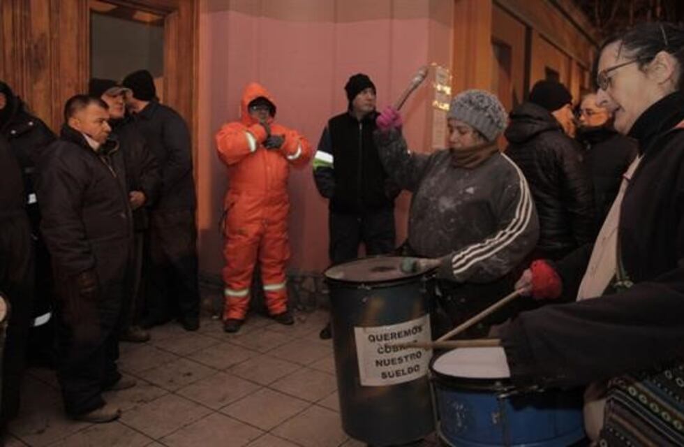 Funcionarios de Alicia Kirchner permanecen atrincherados en sus despachos ante protestas