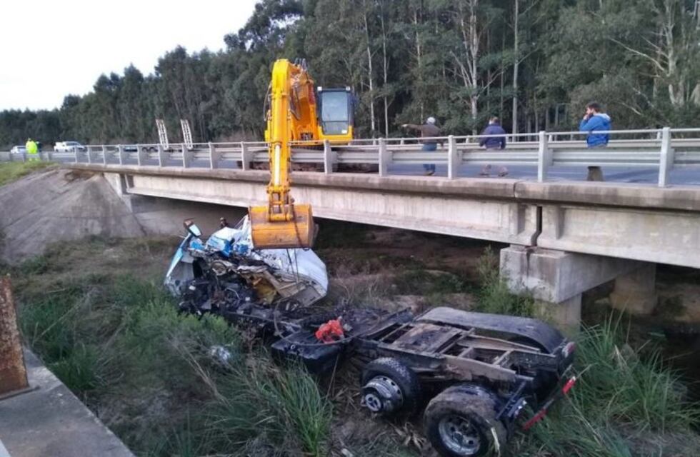 Un camión que transportaba gas cayó de un puente que ahora corre peligro de derrumbe