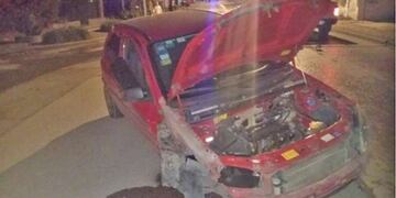 Totalmente borracho chocó contra un poste de luz