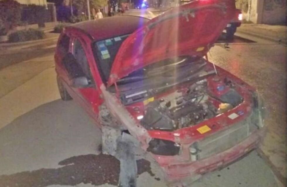 Conducía totalmente borracho y se estrelló contra un poste de luz