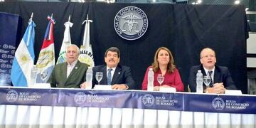 Autoridades nacionales, provinciales y locales asistieron al remate del primer lote de soja en la Bolsa de Comercio de Rosario.