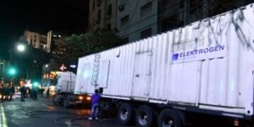 BUENOS AIRES 26/07/2016, VECINOS DEL BARRIO PORTEu00d1O DE CABALLITO CORTARON ESTA NOCHE EL TRu00c1NSITO TRAS 20 Du00cdAS SIN SERVICIO ELu00c9CTRICO Y DENUNCIARON QUE LOS GRUPOS ELECTRu00d3GENOS QUE ENVIu00d3 LA EMPRESA EDESUR NO DAN ABASTO. FOTO:DYN/TONY GOMEZ. buenos aires pi