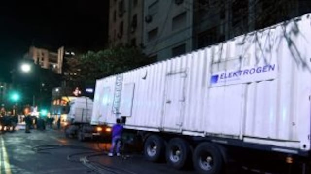 BUENOS AIRES 26/07/2016, VECINOS DEL BARRIO PORTEu00d1O DE CABALLITO CORTARON ESTA NOCHE EL TRu00c1NSITO TRAS 20 Du00cdAS SIN SERVICIO ELu00c9CTRICO Y DENUNCIARON QUE LOS GRUPOS ELECTRu00d3GENOS QUE ENVIu00d3 LA EMPRESA EDESUR NO DAN ABASTO. FOTO:DYN/TONY GOMEZ. buenos aires pi