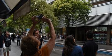 Peligro de derrumbe de una medianera en plena peatonal Córdoba